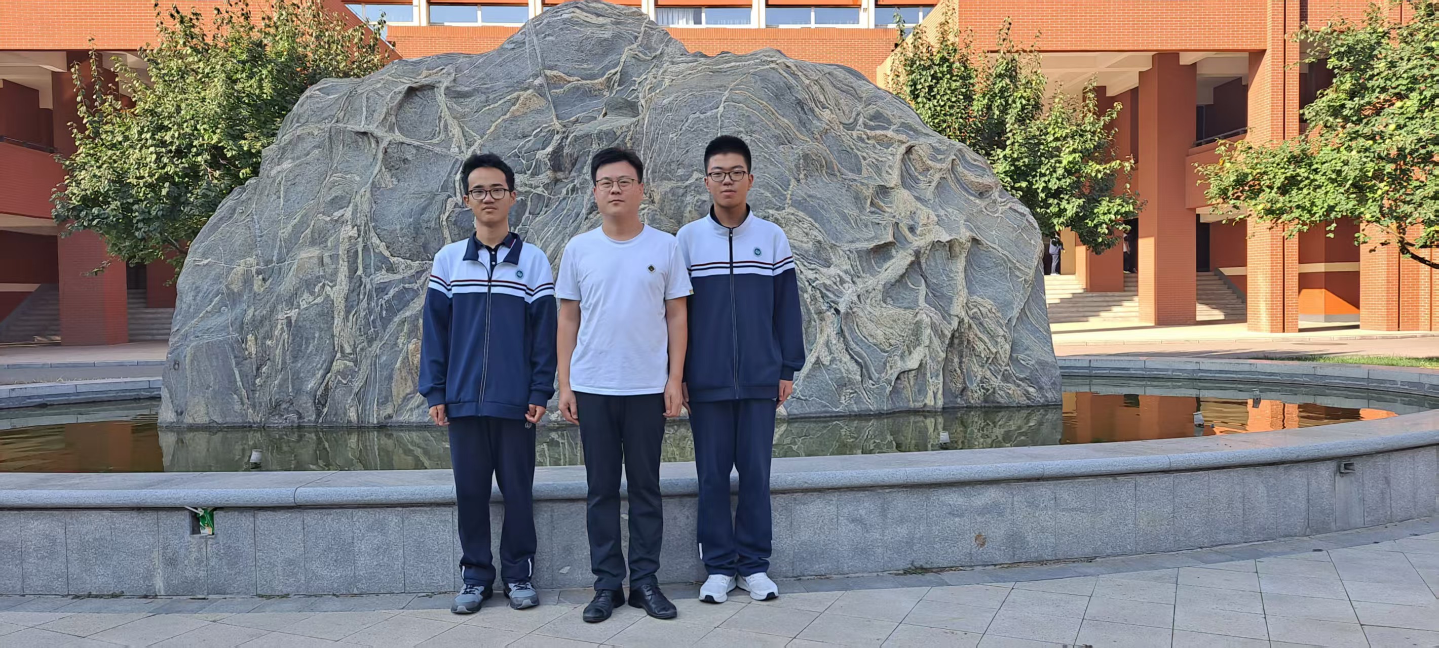 左起：丁信嘉、冯振华（教练）、孔令旭